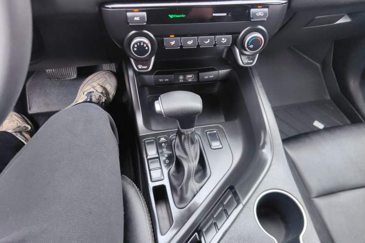 Used Kia KX7 2017 2.0L Automatic 2WD SMART 5-seater Gear Lever
