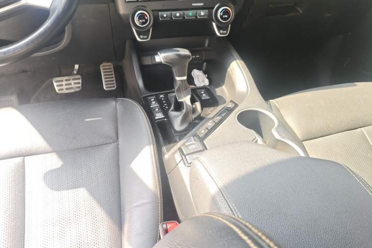Used Kia KX7 2017 2.0T Automatic All-Wheel Drive LUX 7-Seater Gear Lever