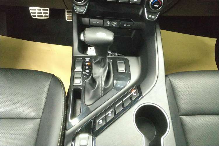 Used Kia KX7 2017 2.0T Automatic 4WD DLX 7-Seater Gear Lever