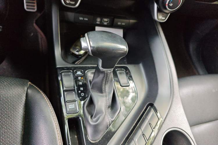 Used Kia KX7 2017 2.0T Automatic Two-Wheel Drive GLS 7-Seater Gear Lever