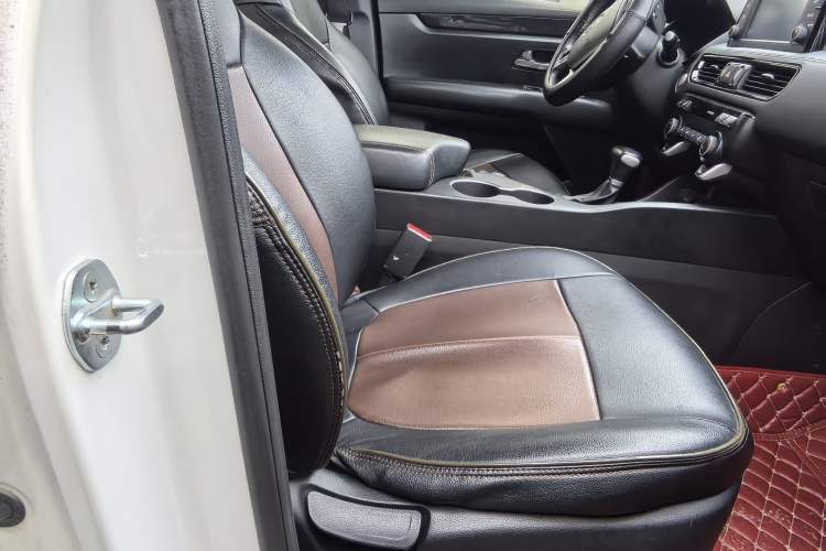 Used Kia KX7 2017 2.0T Automatic Two-Wheel Drive GLS 7-Seater Interior 4