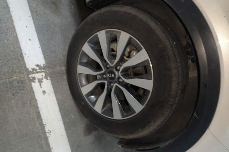 Used Kia KX7 2017 2.0T Automatic All-Wheel Drive LUX 7-Seater Right Front Wheel Hub
