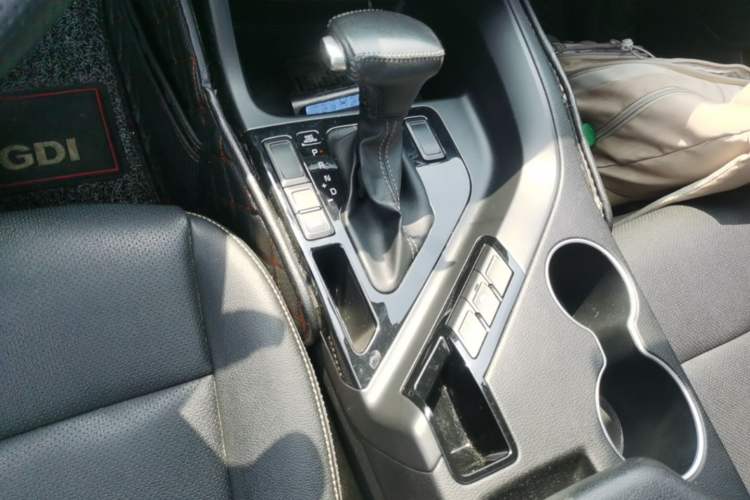 Used Kia KX7 2017 2.0T Automatic Two-Wheel Drive GL 7-Seater Gear Lever