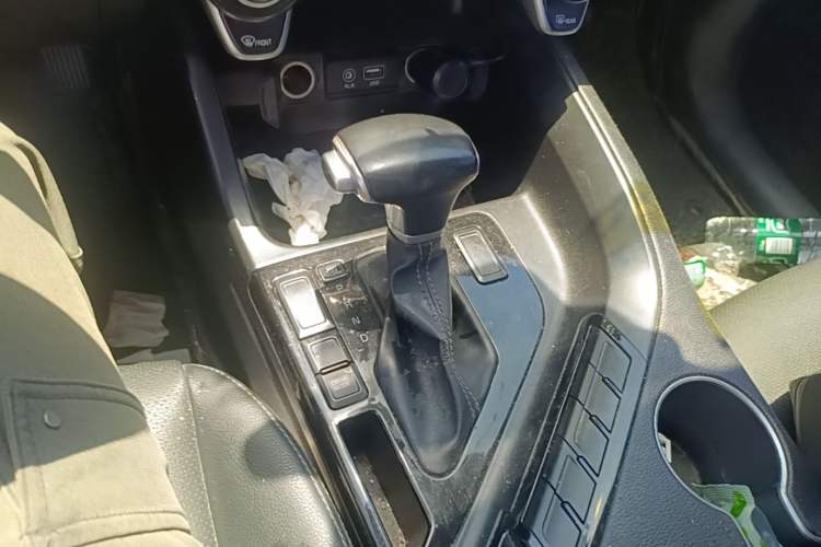 Used Kia KX7 2017 2.4L Automatic 2WD GLS 5-Seater Gear Lever