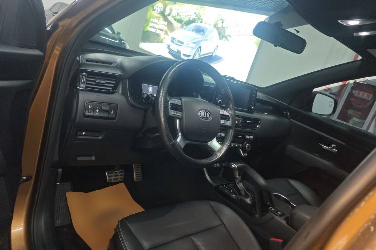 Used Kia KX7 2017 2.0T Automatic Two-Wheel Drive GLS 7-Seater Interior 3