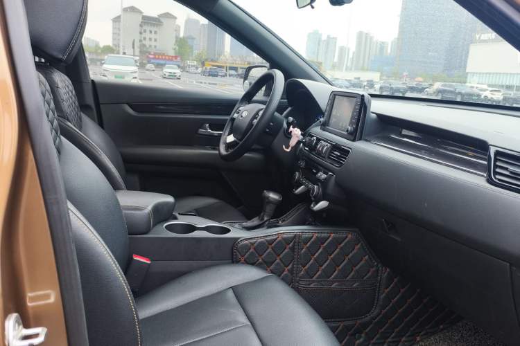 Used Kia KX7 2017 2.0T Automatic Two-Wheel Drive GL 7-Seater Interior 4