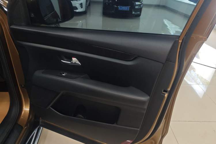Used Kia KX7 2017 2.0T Automatic Two-Wheel Drive GLS 7-Seater Interior 5