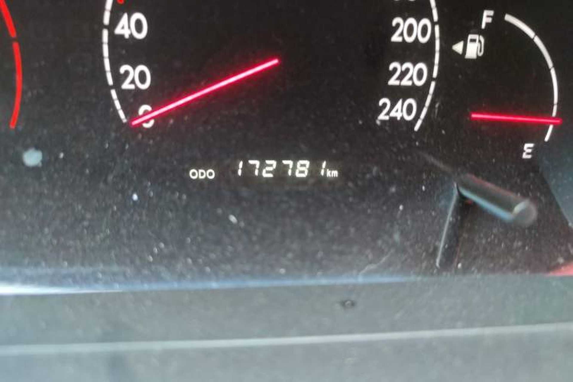 Used Kia Opirus 2004 3.5 V6 Odometer Close Up
