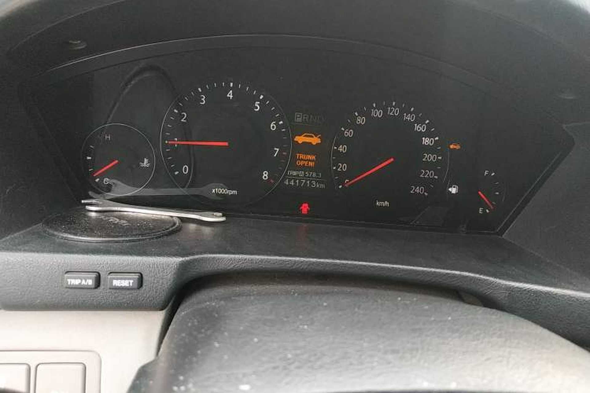 Used Kia Opirus 2007 2.7 V6 Odometer Close Up