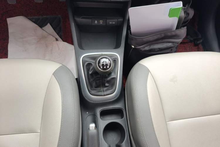 Used Kia Pegas 2017 1.4L Manual Value Edition Gear Lever