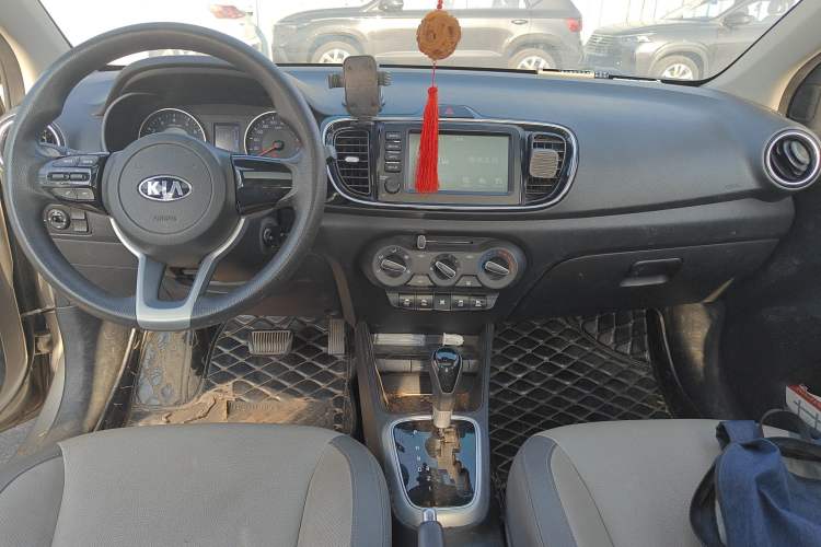 Used Kia Pegas 2017 1.4L Automatic Value Edition Center Console