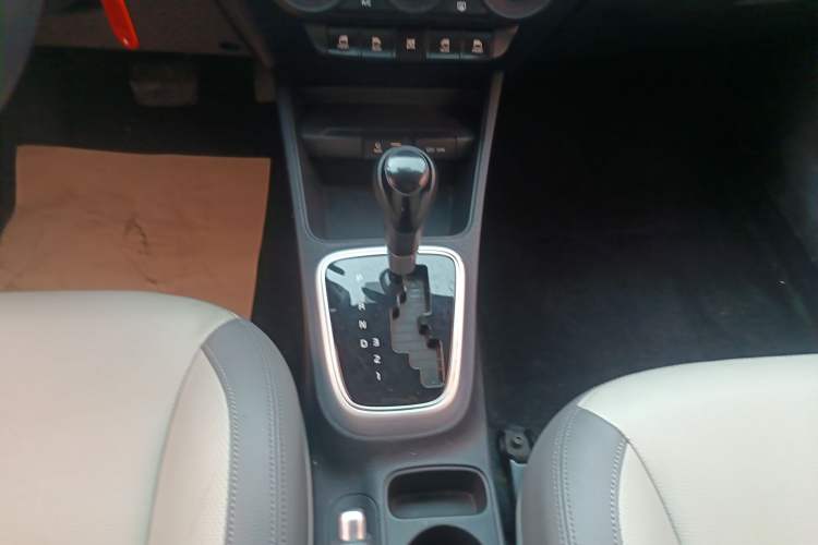 Used Kia Pegas 2017 1.4L Automatic Value Edition Gear Lever