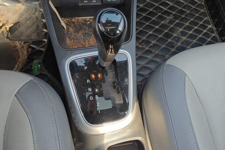 Used Kia Pegas 2017 1.4L Automatic Value Edition Gear Lever