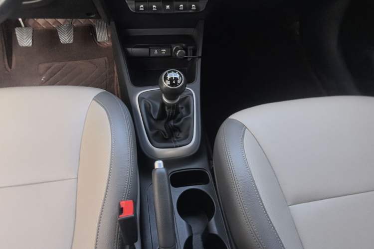 Used Kia Pegas 2017 1.4L Manual Value Edition Gear Lever