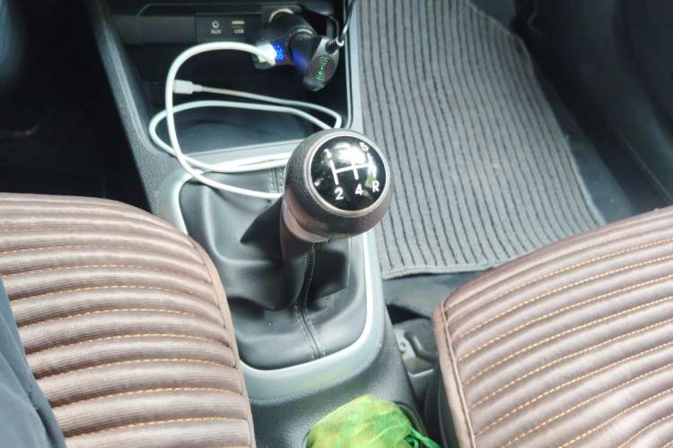 Used Kia Pegas 2017 1.4L Manual Value Edition Gear Lever