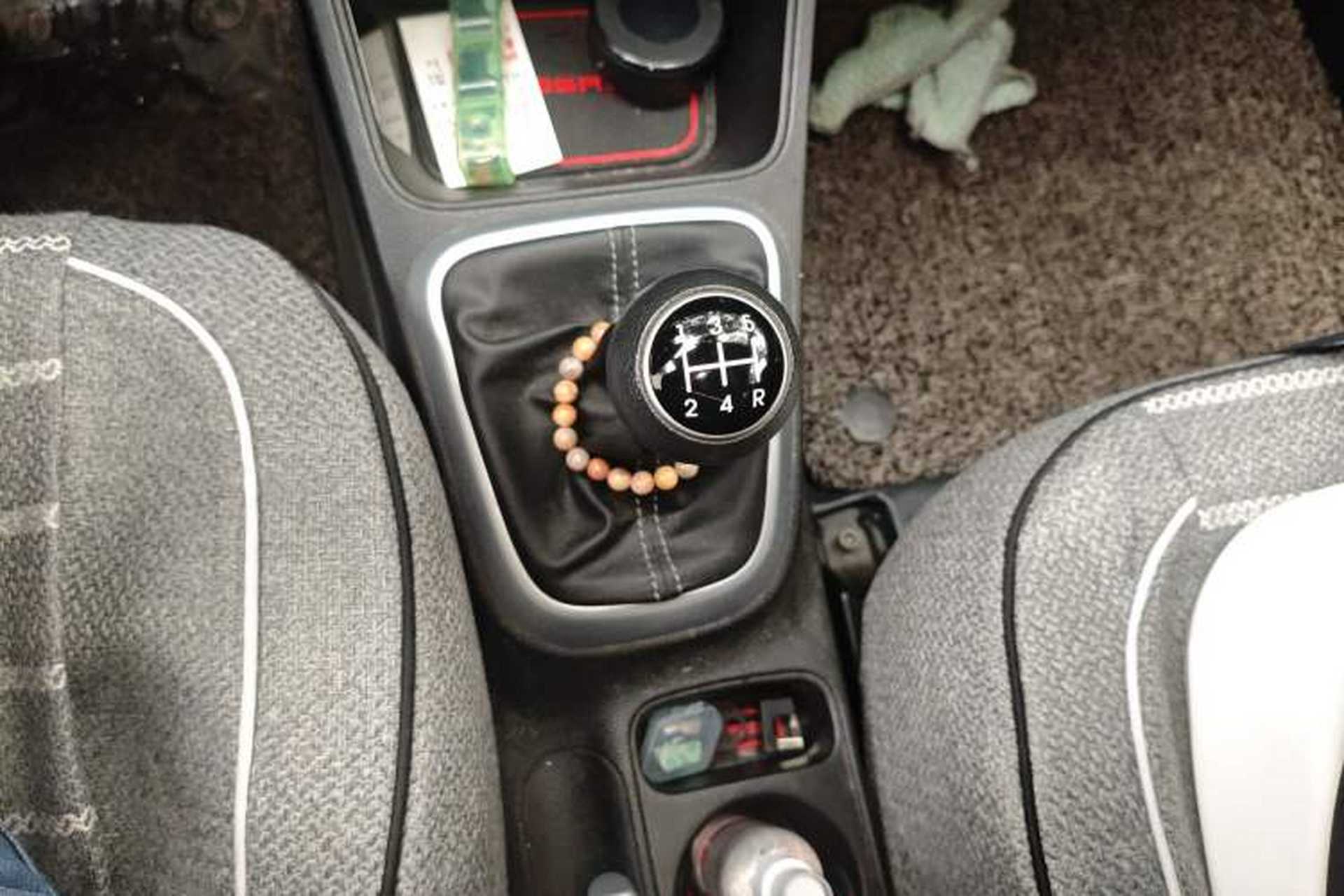 Used Kia Pegas 2017 1.4L Manual Value Edition Gear Lever
