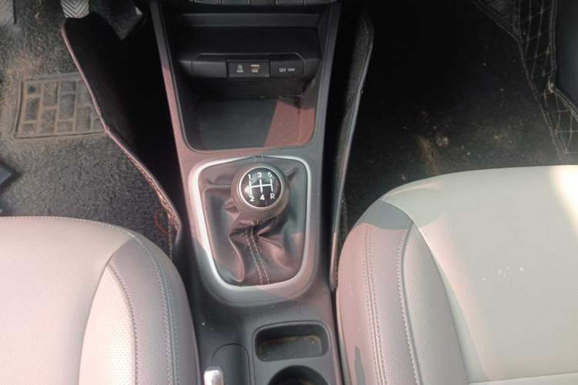 Used Kia Pegas 2017 1.4L Manual Value Edition Gear Lever
