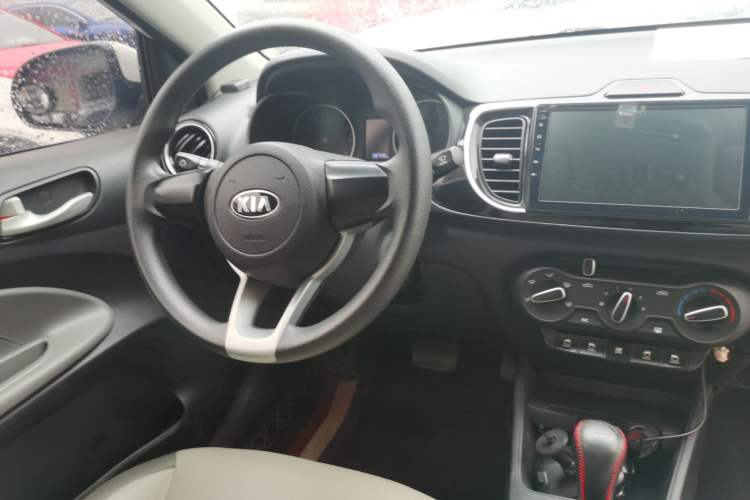 Used Kia Pegas 2017 1.4L Automatic Value Edition Center Console