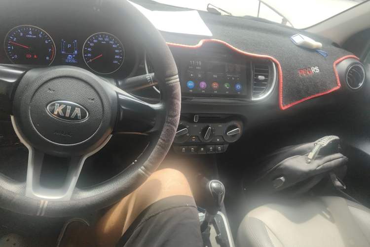 Used Kia Pegas 2017 1.4L Automatic Value Edition Center Console