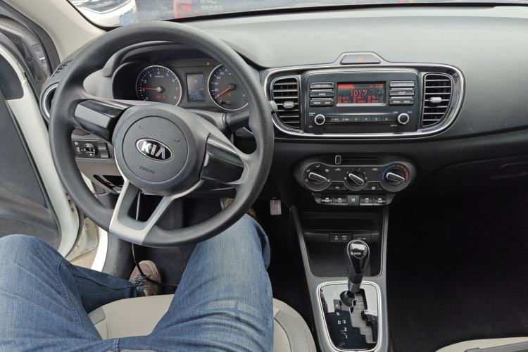 Used Kia Pegas 2017 1.4L Automatic Value Edition Center Console