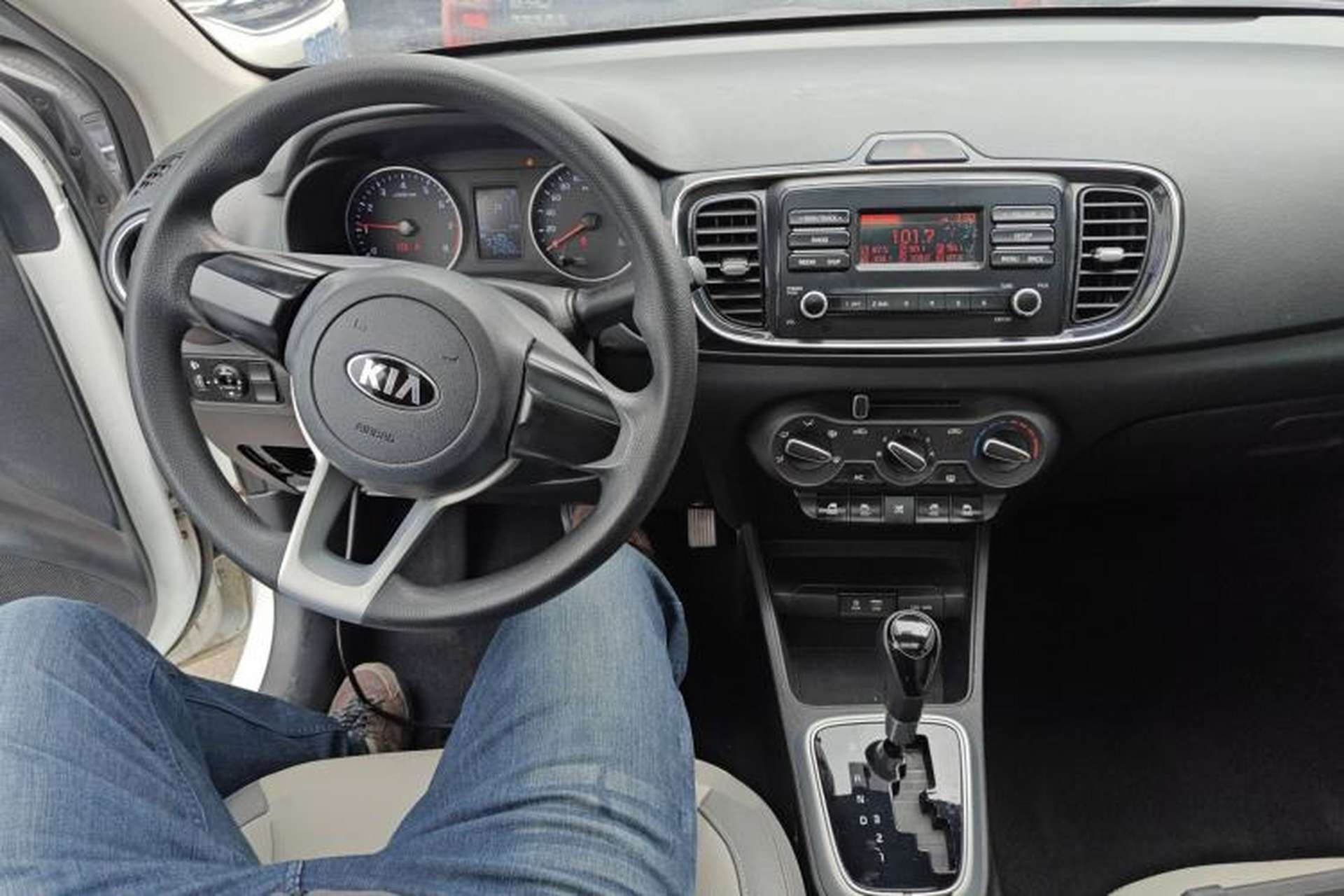 Used Kia Pegas 2017 1.4L Automatic Value Edition Center Console