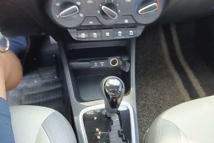 Used Kia Pegas 2017 1.4L Automatic Value Edition Gear Lever