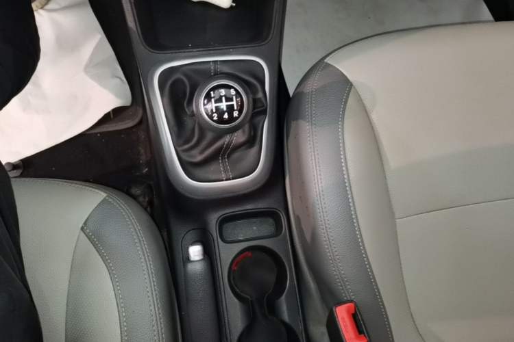Used Kia Pegas 2017 1.4L Manual Value Edition Gear Lever