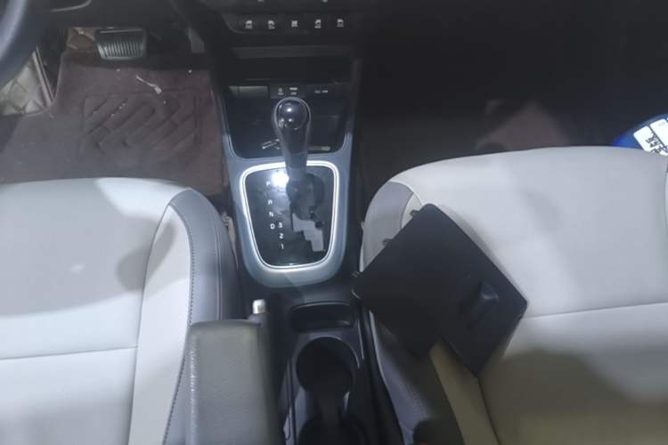 Used Kia Pegas 2017 1.4L Automatic Value Edition Gear Lever