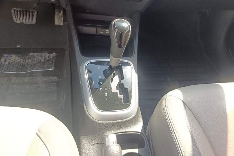 Used Kia Pegas 2017 1.4L Automatic Value Edition Gear Lever
