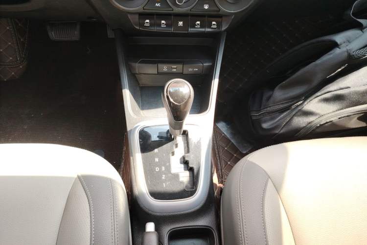 Used Kia Pegas 2017 1.4L Automatic Value Edition Gear Lever