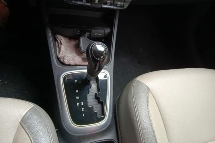 Used Kia Pegas 2017 1.4L Automatic Value Edition Gear Lever