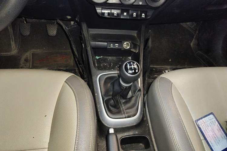 Used Kia Pegas 2017 1.4L Manual Value Edition Gear Lever