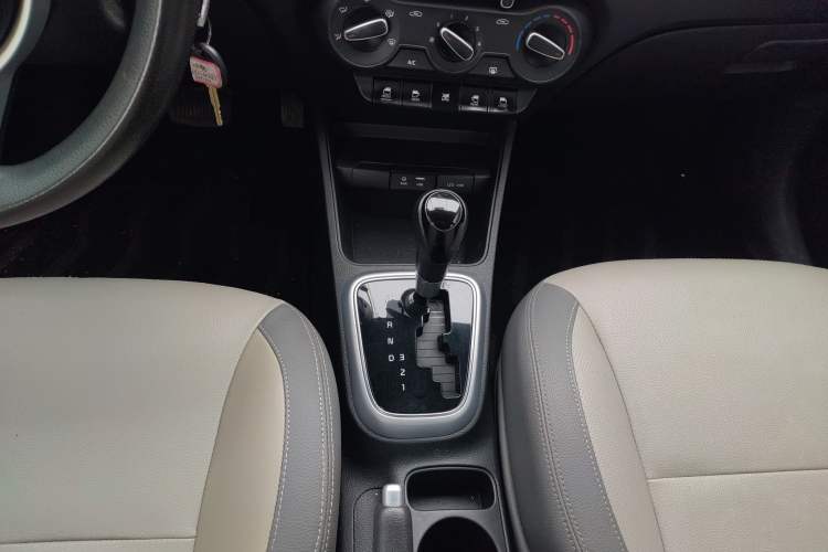Used Kia Pegas 2017 1.4L Automatic Value Edition Gear Lever