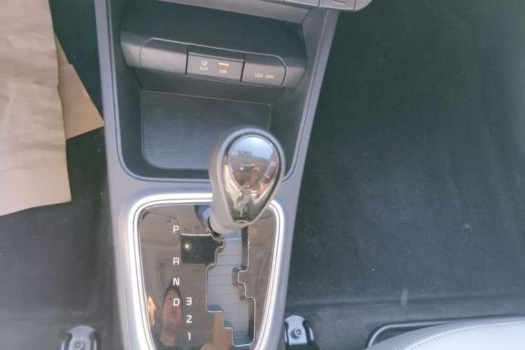 Used Kia Pegas 2017 1.4L Automatic Value Edition Gear Lever