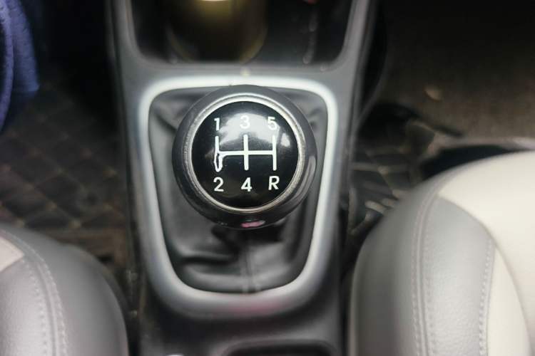 Used Kia Pegas 2017 1.4L Manual Value Edition Gear Lever