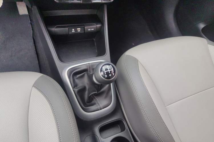 Used Kia Pegas 2017 1.4L Manual Value Edition Gear Lever