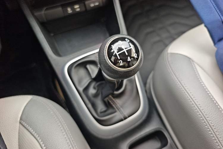 Used Kia Pegas 2017 1.4L Manual Value Edition Gear Lever