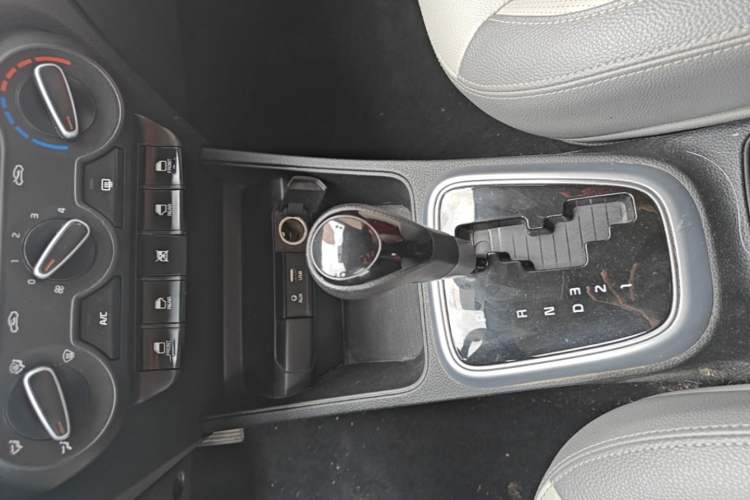 Used Kia Pegas 2017 1.4L Automatic Value Edition Gear Lever