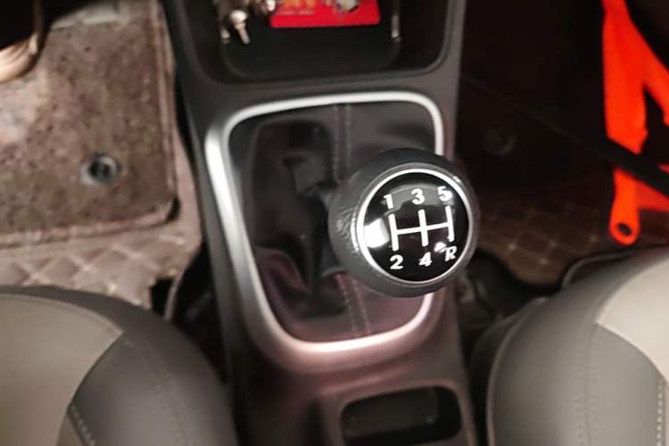 Used Kia Pegas 2017 1.4L Manual Value Edition Gear Lever