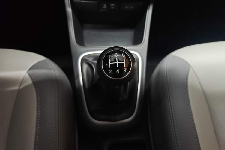 Used Kia Pegas 2017 1.4L Manual Value Edition Gear Lever