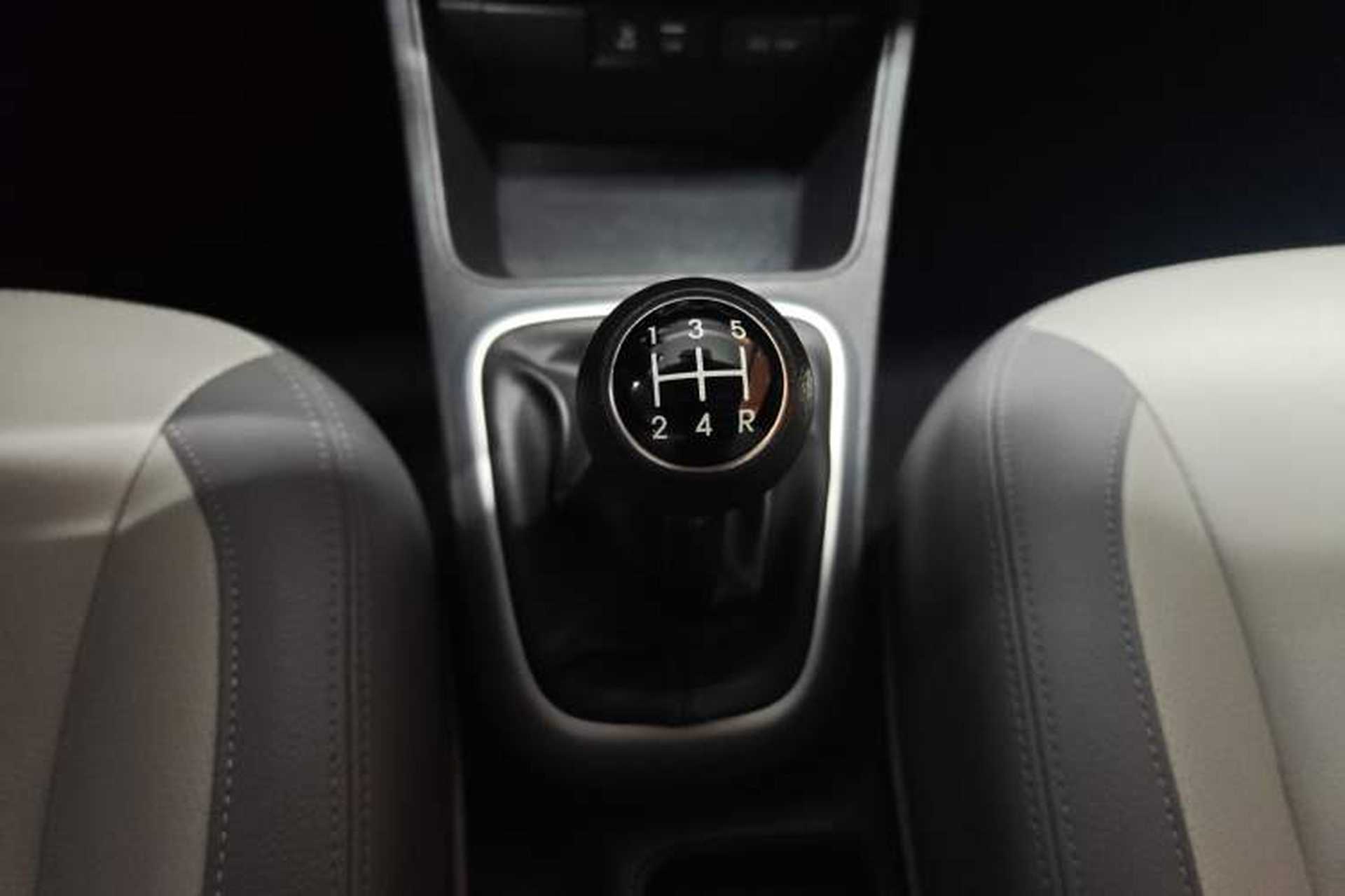 Used Kia Pegas 2017 1.4L Manual Value Edition Gear Lever
