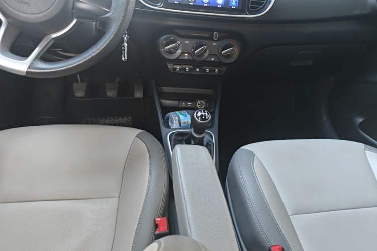 Used Kia Pegas 2017 1.4L Manual Value Edition Gear Lever
