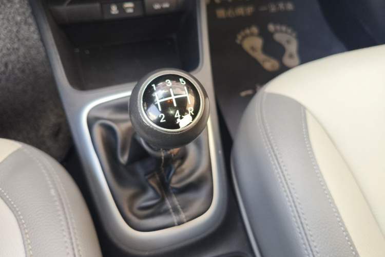 Used Kia Pegas 2017 1.4L Manual Value Edition Gear Lever