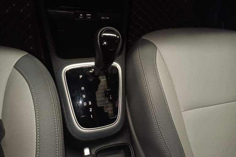 Used Kia Pegas 2017 1.4L Automatic Value Edition Gear Lever