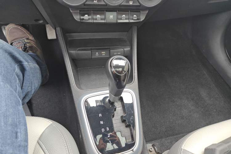 Used Kia Pegas 2017 1.4L Automatic Value Edition Gear Lever