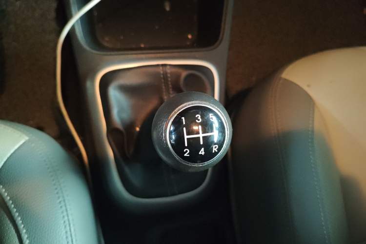 Used Kia Pegas 2017 1.4L Manual Value Edition Gear Lever