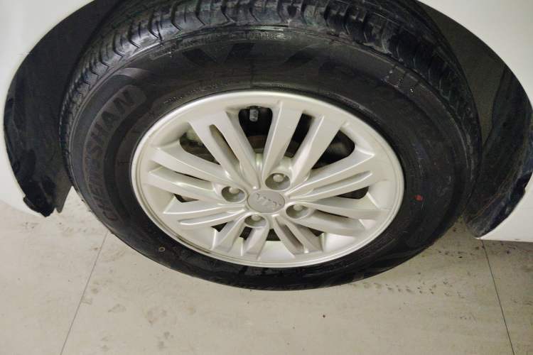 Used Kia Pegas 2017 1.4L Automatic Value Edition Left Front Wheel Hub