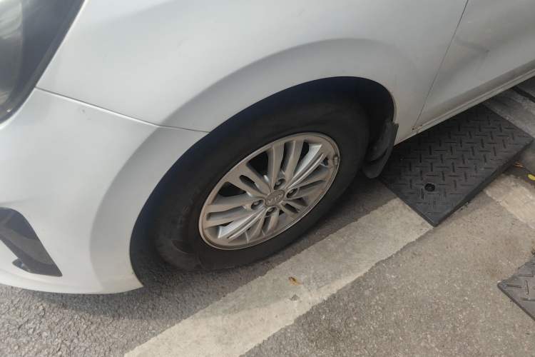 Used Kia Pegas 2017 1.4L Automatic Value Edition Left Front Wheel Hub