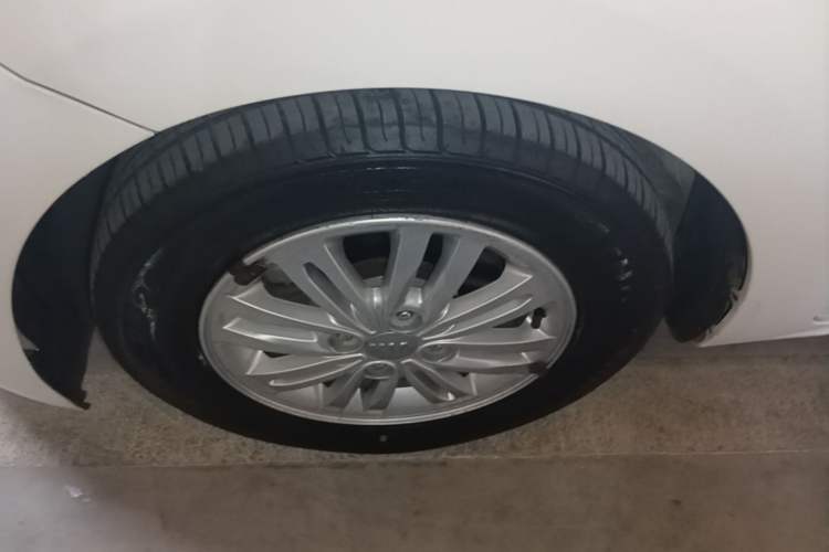 Used Kia Pegas 2017 1.4L Automatic Value Edition Left Front Wheel Hub