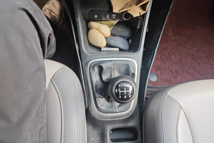 Used Kia Pegas 2019 1.4L Manual Value Edition National VI Standard Gear Lever